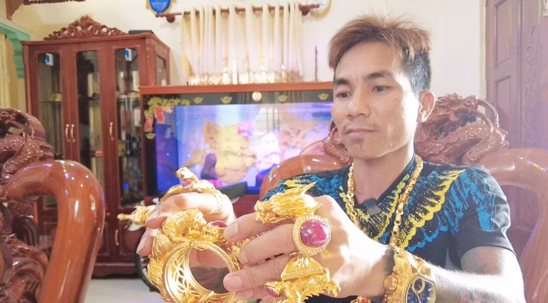 Theo Dân Việt, để có nhiều tiền mua vàng đeo như vậy, anh Lợi nuôi rồng Nam Mỹ, kinh doanh mỹ phẩm Mỹ, bán quán cà phê...Ảnh: Dân Việt
