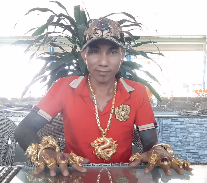 Điều này khiến dân tình tò mò, không biết từ đâu vị đại gia này lại giàu có đến vậy. Ảnh: Người lao động