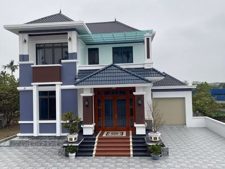 Nhà mái Nhật 2 tầng gồm 1 phòng khách, 1 phòng thờ, 4 phòng ngủ, 3 vệ sinh, 1 sân chơi và gara để xe. Ảnh: FB Tuyển Tiếp