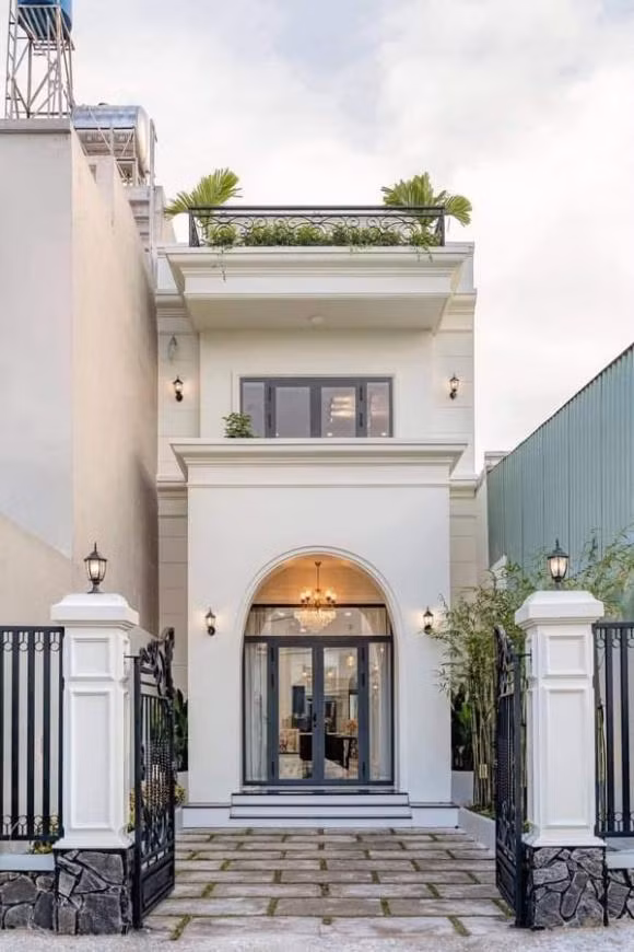 Nhà 2 tầng theo phong cách tân cổ điển là xu hướng chưa bao giờ giảm nhiệt. Ảnh: Facebook