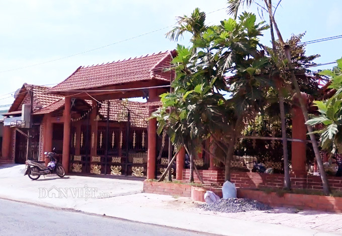 Ngôi nhà làm bằng đất sét nung của ông Nguyễn Văn Buôl tọa lạc tại TP.Vĩnh Long (tỉnh Vĩnh Long) cũng thu hút sự chú ý đặc biệt của cộng đồng mạng. Ảnh: Dân Việt