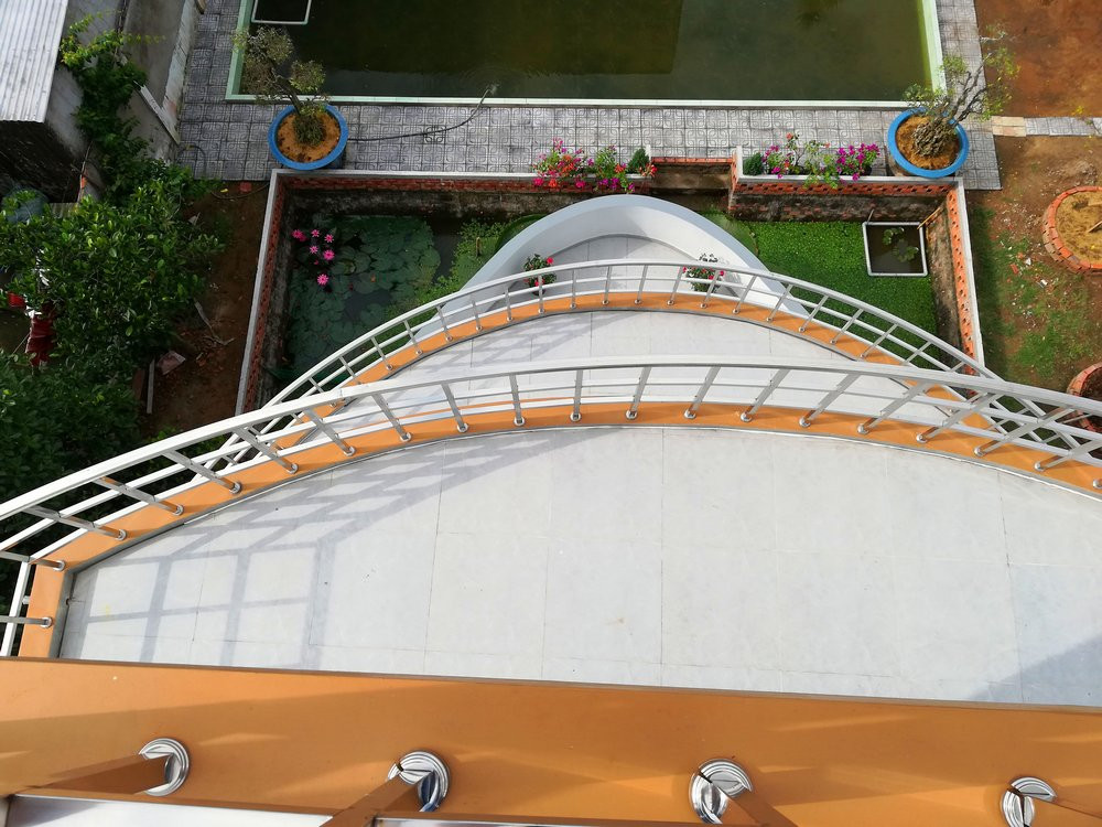 Nhà gồm có 3 tầng, cao khoảng 20m, gồm 7 phòng ngủ, 1 phòng khách, 1 bếp và 1 thư viện. Trên đỉnh của căn nhà này có “đài quan sát” để ngắm toàn cảnh khu vực. Ảnh: Báo Vĩnh Long