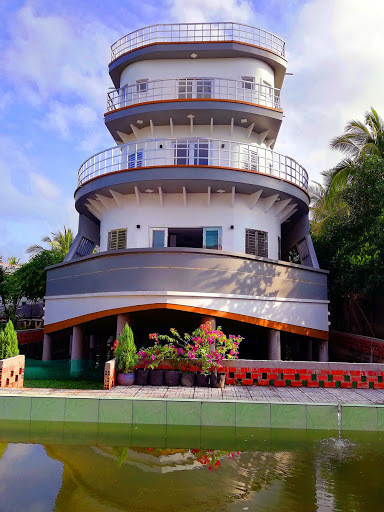 Công trình được thiết kế độc đáo với việc nằm trên một hồ sen và được nâng đỡ với 51 cây trụ lớn. Ảnh: Báo Vĩnh Long