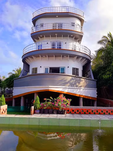 Công trình được thiết kế độc đáo với việc nằm trên một hồ sen và được nâng đỡ với 51 cây trụ lớn. Ảnh: Báo Vĩnh Long