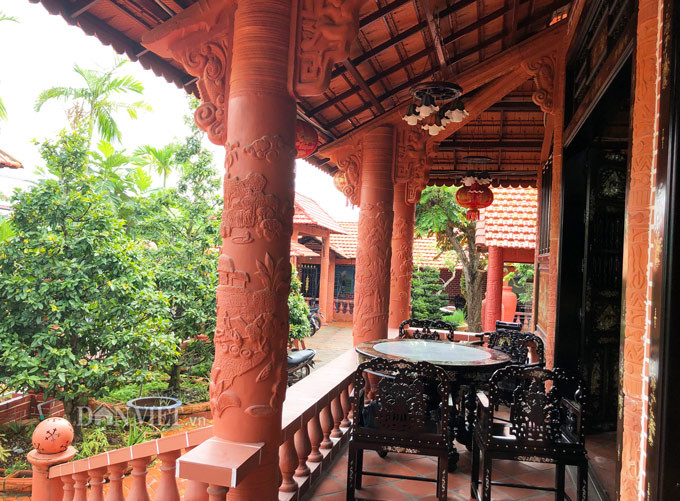 Các họa tiết, cột, kèo...được thiết kế với những hình ảnh vô cùng bắt mắt gắn liền với văn hóa đặc trưng vùng Nam Bộ, cũng như khung cảnh làng quê yên bình. Ảnh: Dân Việt