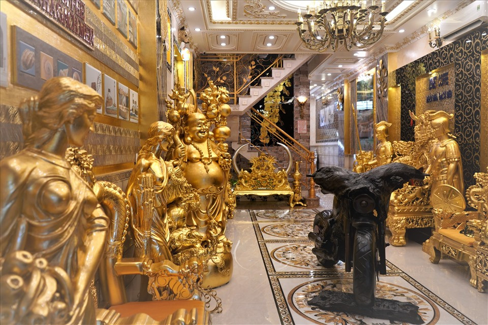 Ngôi nhà "dát vàng" tại thành phố Cần Thơ khiến nhiều người bàn tán vì nội thất dát vàng được gia chủ "chịu chi" sưu tầm. Ảnh: Lao động