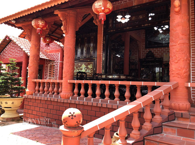 Căn nhà gốm đỏ làm từ đất sét nung mang kiến trúc Nam Bộ gồm 3 gian, 2 chái. Ảnh: Dân Việt