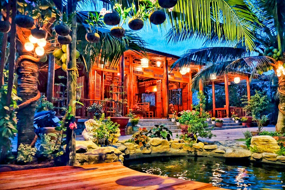 Độc đáo và được nhắc nhiều trên mạng xã hội là ngôi nhà khang trang làm từ 4.000 cây dừa có tuổi đời từ 80-100 năm của ông Dương Văn Thưởng, ngụ tại Vĩnh Long. Ảnh: Petrotimes