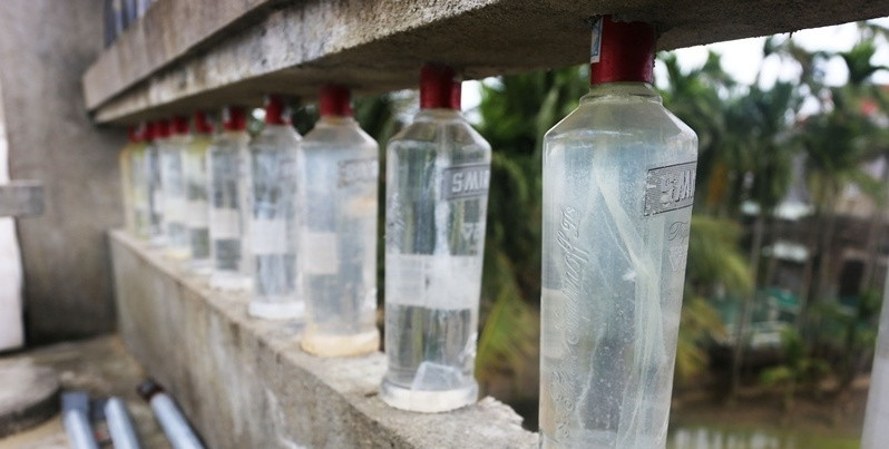 Theo ông Linh, dù thời tiết nắng nóng và mưa lạnh, vỏ chai có co giãn nhưng không bị vỡ. Ảnh: Infonet