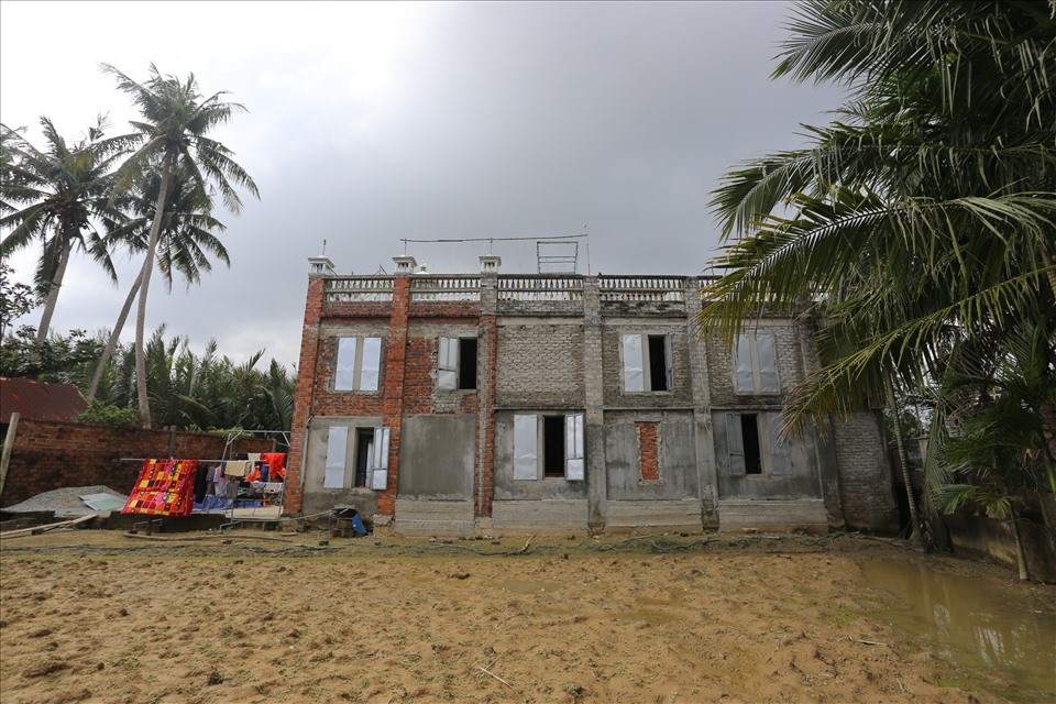 Ông Nguyễn Hoàng Linh (47 tuổi, trú xã Cẩm Thanh, TP Hội An, Quảng Nam) đã dùng hơn 12.000 vỏ chai thủy tinh trang trí ngôi nhà hai tầng độc lạ. Ảnh: Lao động