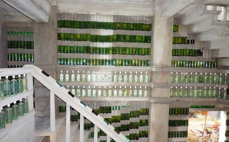 Ngôi nhà xây bằng chai của ông Linh rộng khoảng 90m2. Ảnh: Dân trí