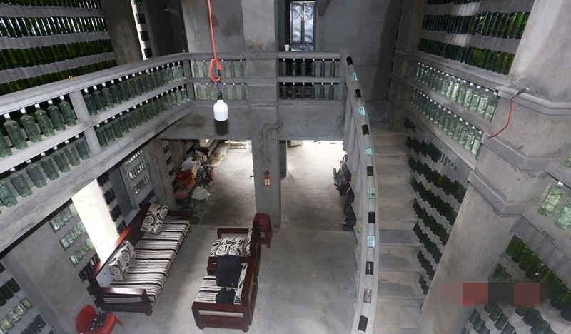 Đến nay, ông Linh đã xây dựng căn nhà hơn 12.000 chai và dự kiến thêm 10.000 chai thủy tinh nữa mới hoàn thành. Ảnh: Infonet