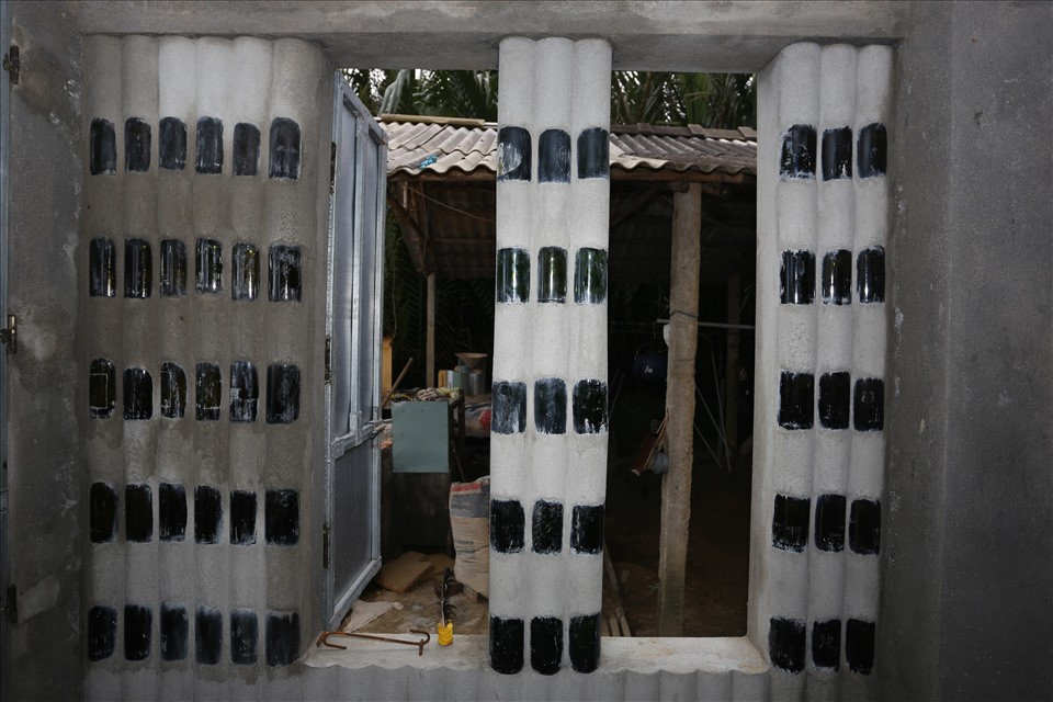 Cây trụ cũng được ông xây dựng bằng chai thủy tinh. Ảnh: Lao động