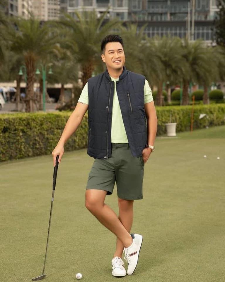 So với các thành viên khác trong gia đình, Phillip Nguyễn có phần cởi mở trên mạng xã hội hơn. Anh thường xuyên cập nhật các khoảnh khắc, sự kiện trên trang cá nhân, từ chuyện công việc lẫn yêu đương. Ảnh: FBNV