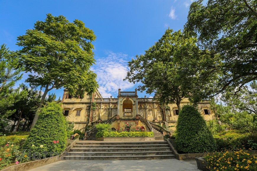 Tọa lạc tại miền cao nguyên trắng thị trấn Bắc Hà, tỉnh Lào Cai, Dinh Thự Hoàng A Tưởng cũng là một trong những công trình kiến trúc cổ xưa nổi tiếng vùng Tây Bắc. Ảnh: Sgtravel