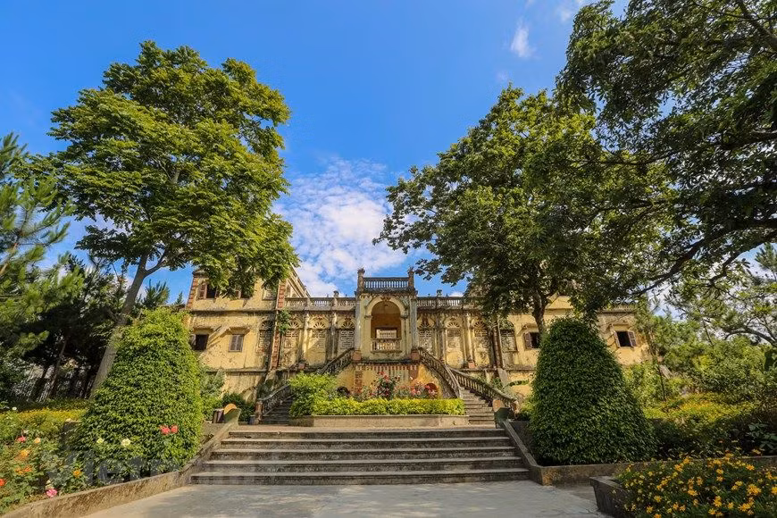 Tọa lạc tại miền cao nguyên trắng thị trấn Bắc Hà, tỉnh Lào Cai, Dinh Thự Hoàng A Tưởng cũng là một trong những công trình kiến trúc cổ xưa nổi tiếng vùng Tây Bắc. Ảnh: Sgtravel