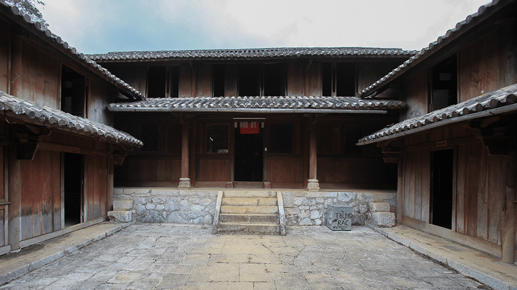 Toàn bộ ngôi dinh thự cổ nằm trên một vùng đất cao ráo, xung quanh là những dãy núi vòng cung, rộng 3.000m2 và mất tới 5 năm xây dựng. Ảnh: Sgtravel