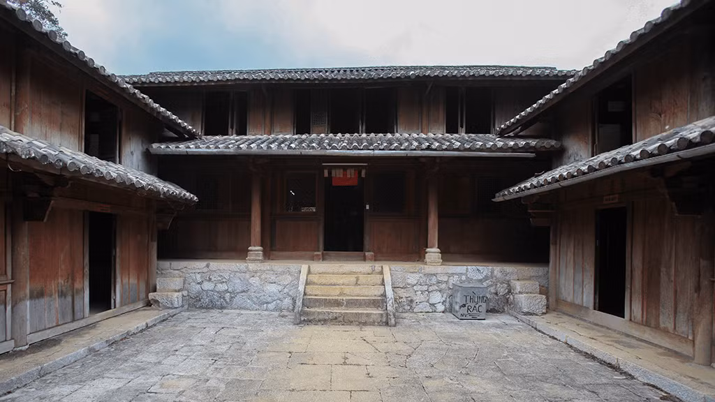 Toàn bộ ngôi dinh thự cổ nằm trên một vùng đất cao ráo, xung quanh là những dãy núi vòng cung, rộng 3.000m2 và mất tới 5 năm xây dựng. Ảnh: Sgtravel