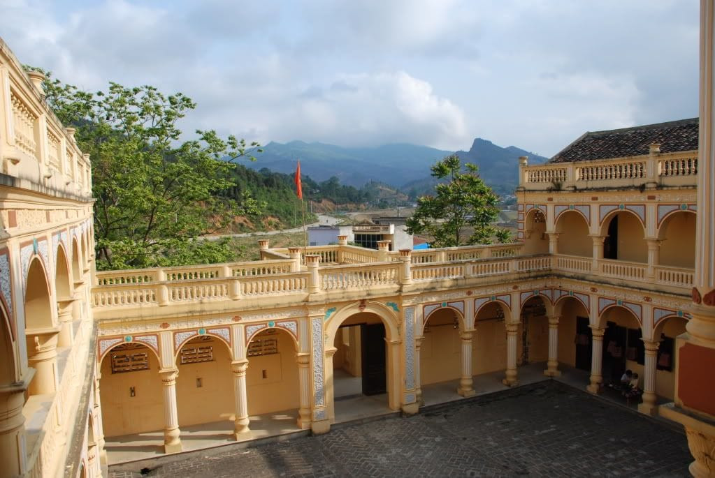 Khởi công xây dựng vào năm 1914 đến 1921, sau 7 năm xây dựng, dinh thự hoàn thành với kiến trúc hình chữ nhật liên hoàn khép kín bao quanh. Ảnh: BonBien