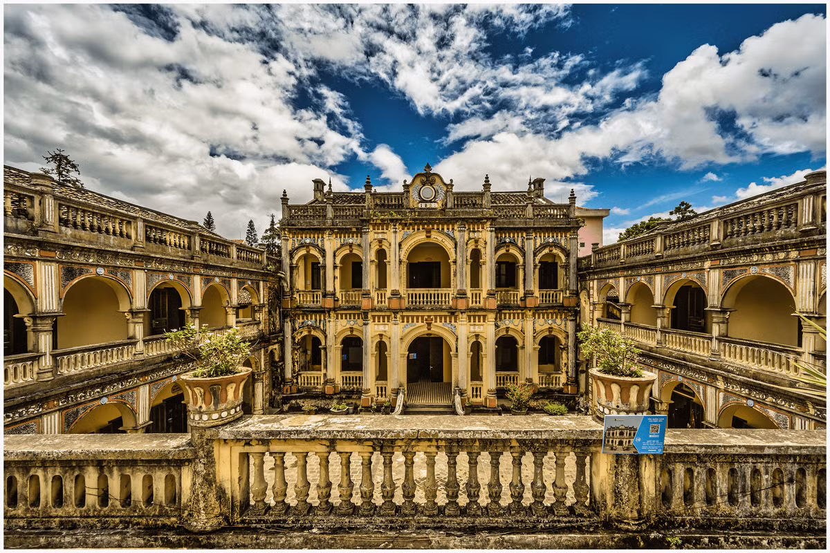 Tổng diện tích khu dinh thự là 4.000m2, xung qanh là tường thành kiên cố, tạo nên vẻ đẹp bề thế và uy nghiêm như một cung điện giữa đời thực. Ảnh: Sgtravel