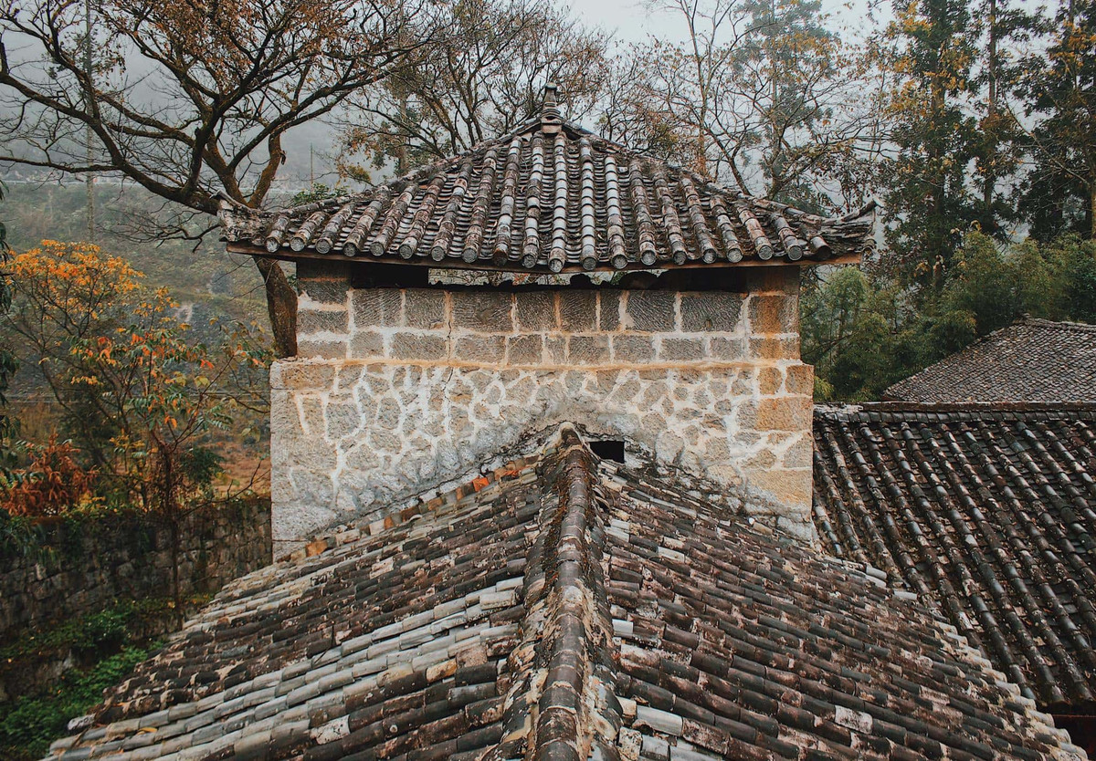 Ngói đất nung lợp âm dương kết hợp đá xanh. Bên trong là nội thất cầu kỳ, tinh xảo. Ảnh: Sgtravel