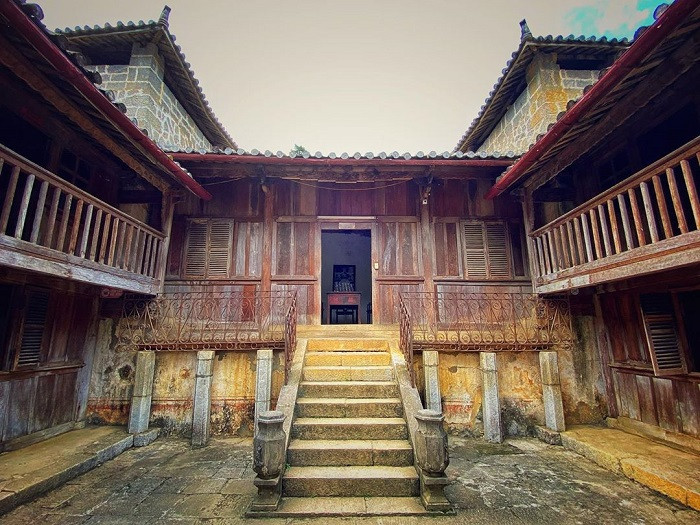 Toàn bộ vật liệu ngôi nhà làm từ gỗ thông đá. Tuy nhiên, từ khi trở thành tài sản của Nhà nước, tất cả vật liệu bằng gỗ của ngôi nhà được thay đổi khoảng 60% bằng gỗ lim và gỗ nghiến. Ảnh: Sgtravel