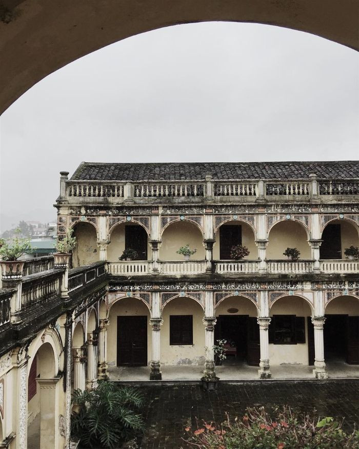 Các cửa vòm đều cao to tạo sự cân đối trong kỹ thuật kiến trúc nhằm đảm bảo tính mỹ quan. Ảnh: @viettran.91