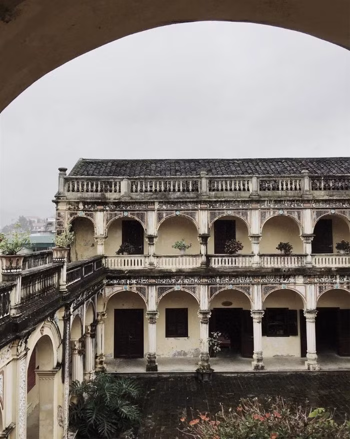 Các cửa vòm đều cao to tạo sự cân đối trong kỹ thuật kiến trúc nhằm đảm bảo tính mỹ quan. Ảnh: @viettran.91