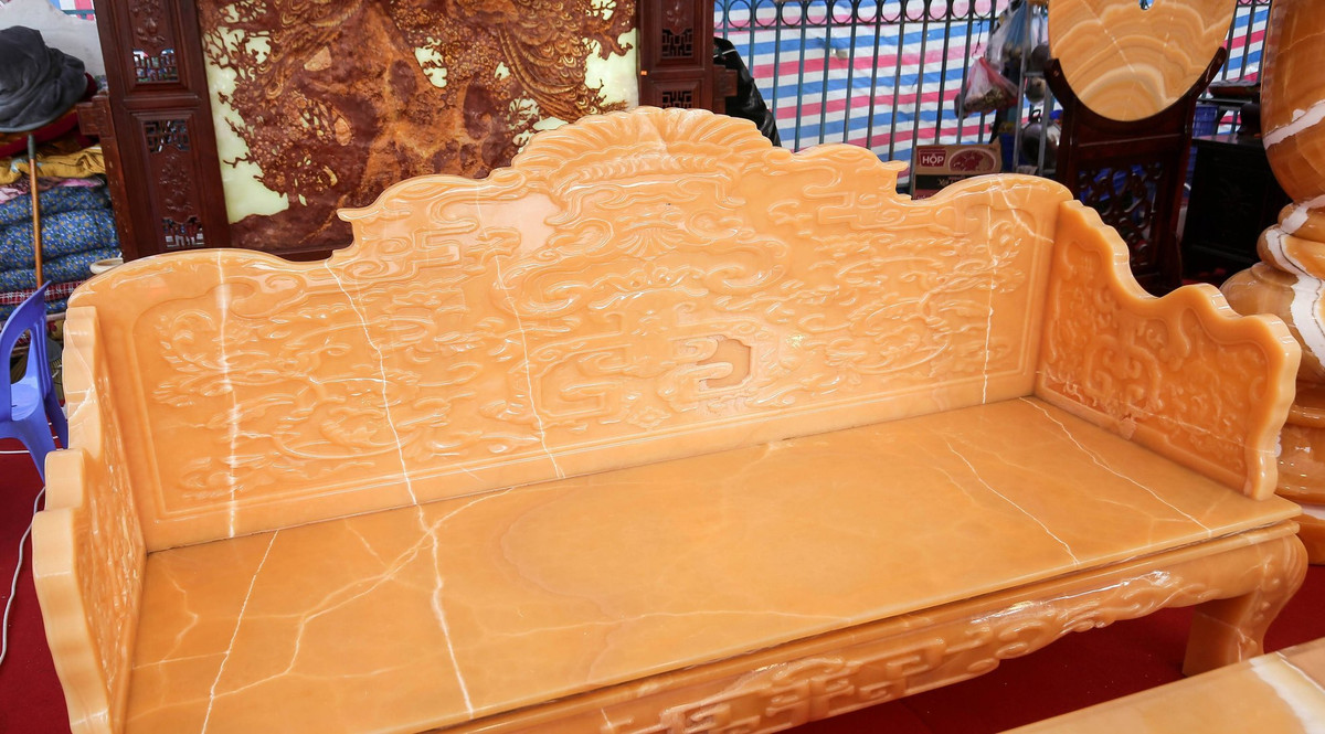 Thời gian hoàn thiện bộ bàn ghế tiền tỷ là khoảng 8 tháng. Ảnh: Dân Việt