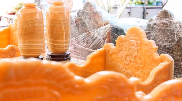 Bình ngọc với các đường vân tự nhiên làm tăng độ sang trọng cho bộ bàn ghế. Ảnh: Vietnamnet