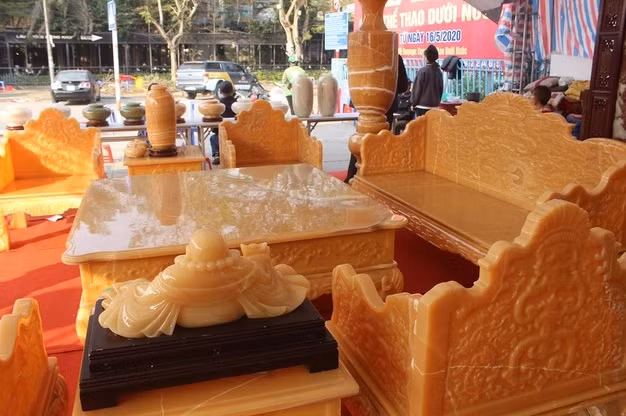 Đá Ngọc Long được khách hàng ưa chuộng bởi độ cứng tốt, độ trong suốt cao và nhiều màu sắc đẹp. Ảnh: Dân trí