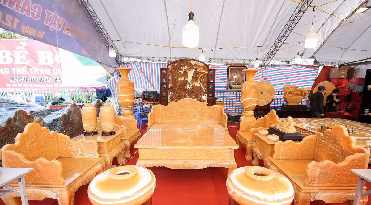 Xuất hiện tại một gian hàng Festival sinh vật cảnh ở Hà Nội năm ngoái, bộ bàn ghế bằng ngọc quý của một chủ sản xuất tại Ninh Bình khiến nhiều người ngỡ ngàng. Ảnh: Dân Việt