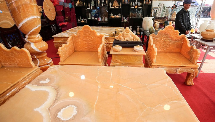 Bộ bàn ghế được chế tác vừa bằng tay vừa bằng máy và ghép lại với nhau bằng mộng sắt và keo chịu lực. Ảnh: Dân Việt