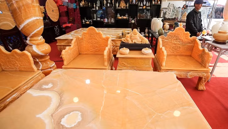 Bộ bàn ghế được chế tác vừa bằng tay vừa bằng máy và ghép lại với nhau bằng mộng sắt và keo chịu lực. Ảnh: Dân Việt