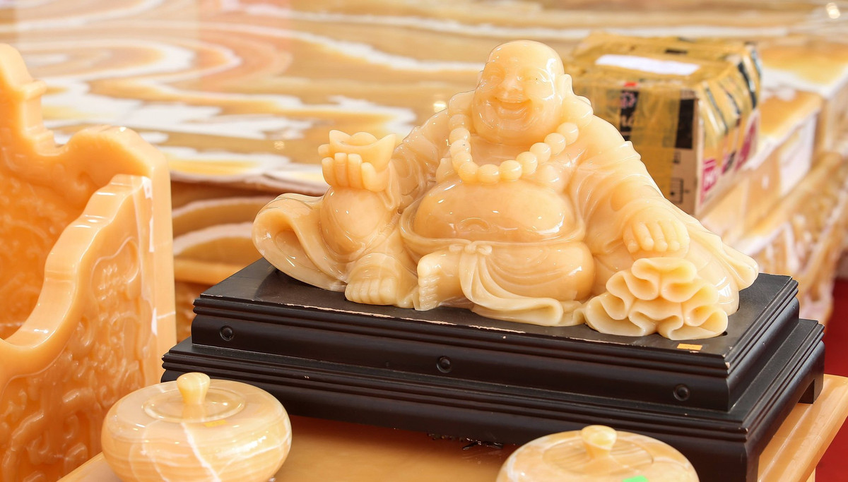 Các vật dụng đi kèm, trang trí với bộ bàn ghế cũng sang trọng và tinh tế. Ảnh: Dân Việt