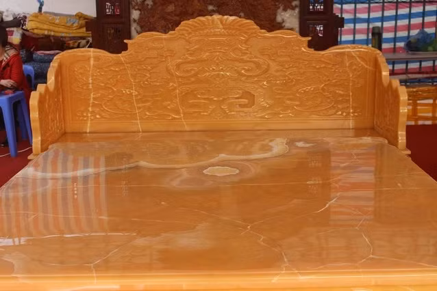 Trong đó, kích thước bàn to là 1,6x1,6m, ghế to là 2,2x0,7m, ghế nhỏ là 0,9x0,9m và tương ứng với trọng lượng lần lượt là 8 tạ, 5 tạ, 3 tạ. Ảnh: Dân trí