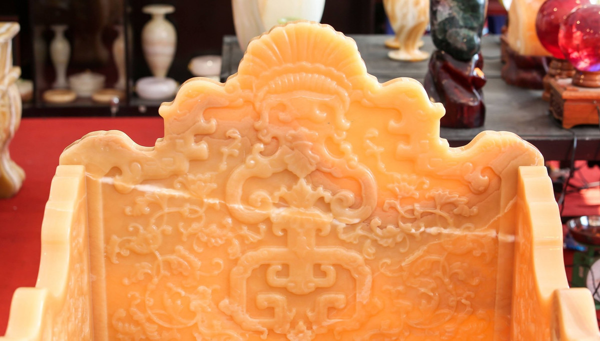 Mặt trước và mặt sau chiếc ghế được làm từ ngọc với các đường chế tác cực kỳ tinh xảo. Ảnh: Dân Việt