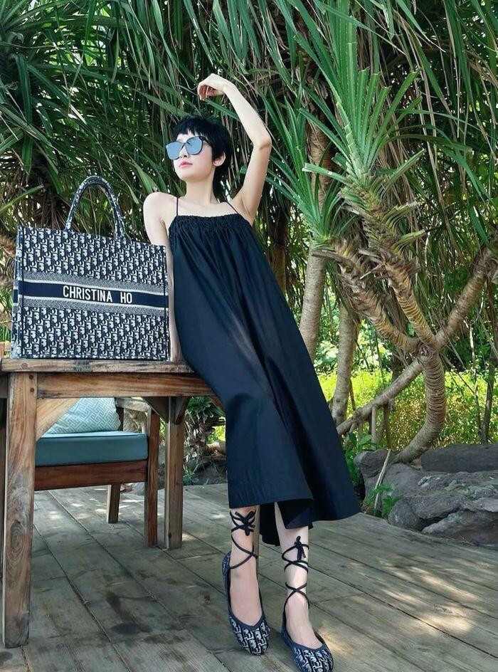 Ngoài xế hộp tiền tỷ, ca sĩ Hiền Hồ cũng gây sốt khi sở hữu hàng loạt túi xách đến từ những nhà mốt hàng đầu thế giới như YSL, Chanel, Dior, Prada...Ảnh: Báo giao thông