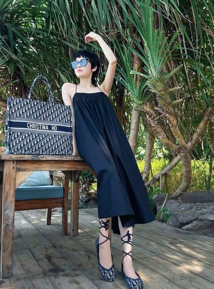 Ngoài xế hộp tiền tỷ, ca sĩ Hiền Hồ cũng gây sốt khi sở hữu hàng loạt túi xách đến từ những nhà mốt hàng đầu thế giới như YSL, Chanel, Dior, Prada...Ảnh: Báo giao thông