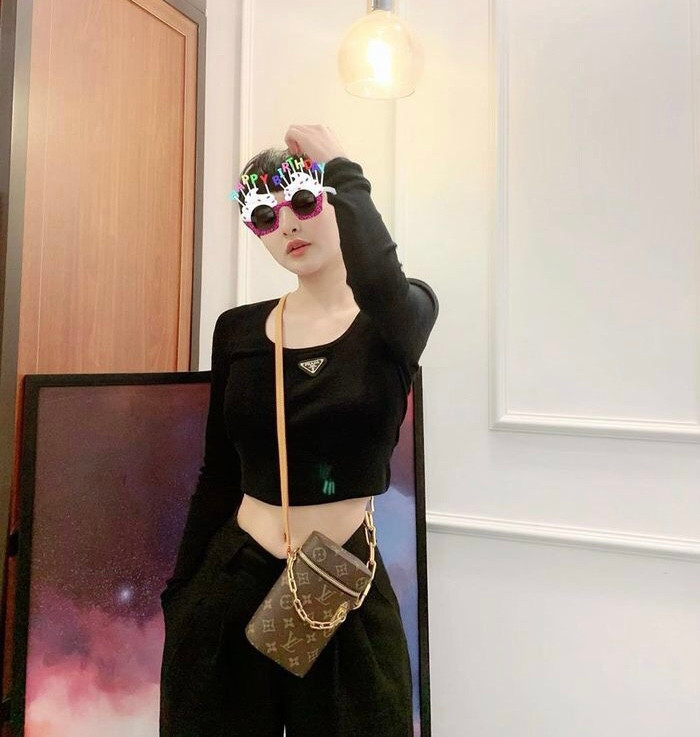 Túi hộp trị giá 37,5 triệu đồng đến từ thương hiệu Louis Vuitton của Hiền Hồ. Ảnh: Dân Việt