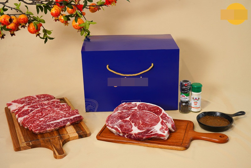 Độc đáo hơn, có set quà Tết thực phẩm gói gọn cả bữa tiệc nướng, lẩu, steak...Ảnh: Gofood