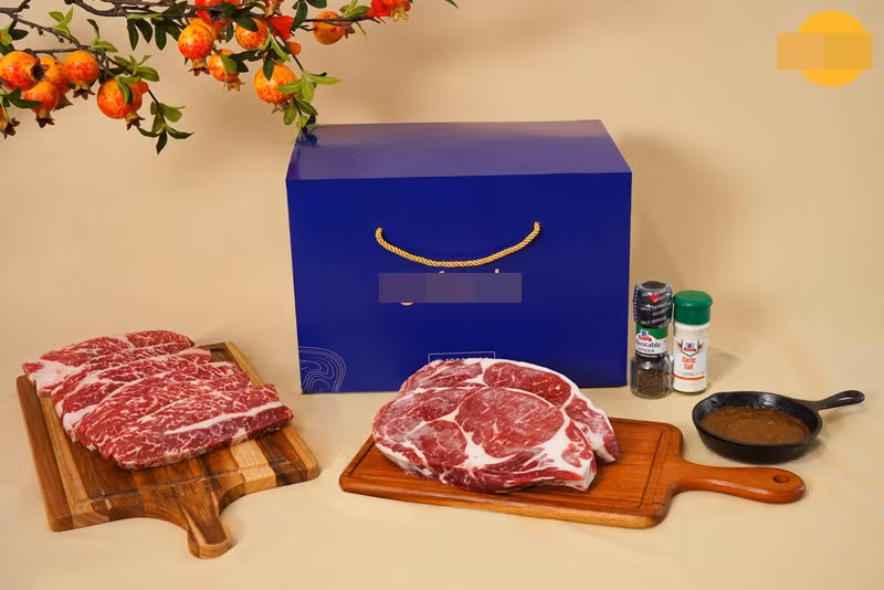 Độc đáo hơn, có set quà Tết thực phẩm gói gọn cả bữa tiệc nướng, lẩu, steak...Ảnh: Gofood