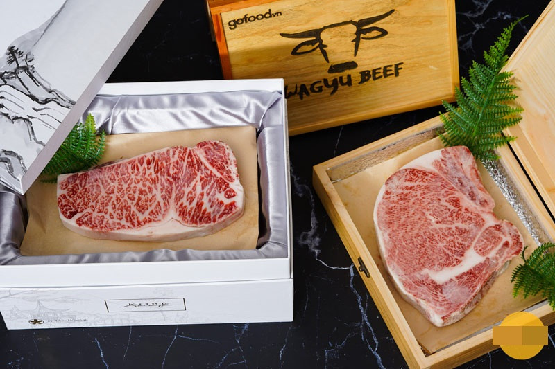 Trong đó, hộp quà Tết có giá cao nhất 6,5 triệu đồng bao gồm 1kg thịt bò Wagyu Nhật Bản, muối, tiêu nhập khẩu và 2 loại nước sốt. Ảnh: Gofood