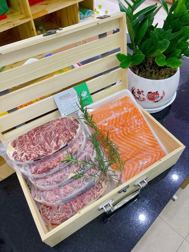 Đặc biệt hơn, thị trường còn xuất hiện set quà Tết thực phẩm kết hợp thịt bò nhập khẩu, phi lê cá hồi và chân gà Đông Tảo. Ảnh: Infonet