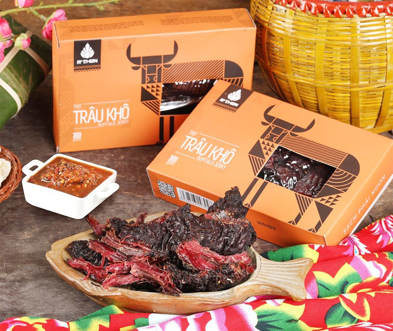 Khô trâu, khô cá lóc… cũngđược đóng trong hộp quà Tết rất đẹp mắt. Ảnh: Plo