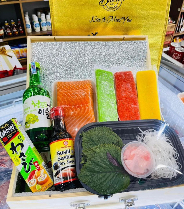 Hộp quà Tết shashimi từ cá hồi, trứng cá có giá hơn 1 triệu đồng. Ảnh: Infonet