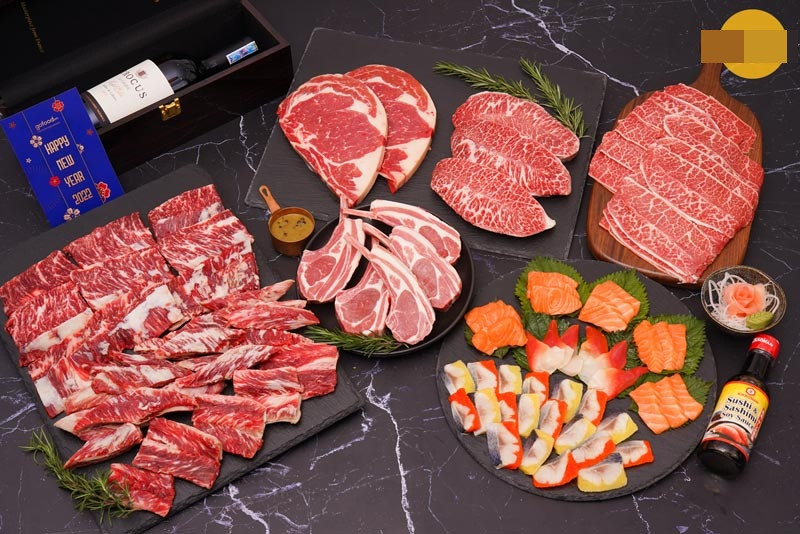 Với giá gần 2,3 triệu đồng, set quà Tết sẽ bao gồm thịt bò Mỹ cùng phần sốt Omaha Steak, muối tỏi và tiêu hạt đen có cối xay. Ảnh: Gofood