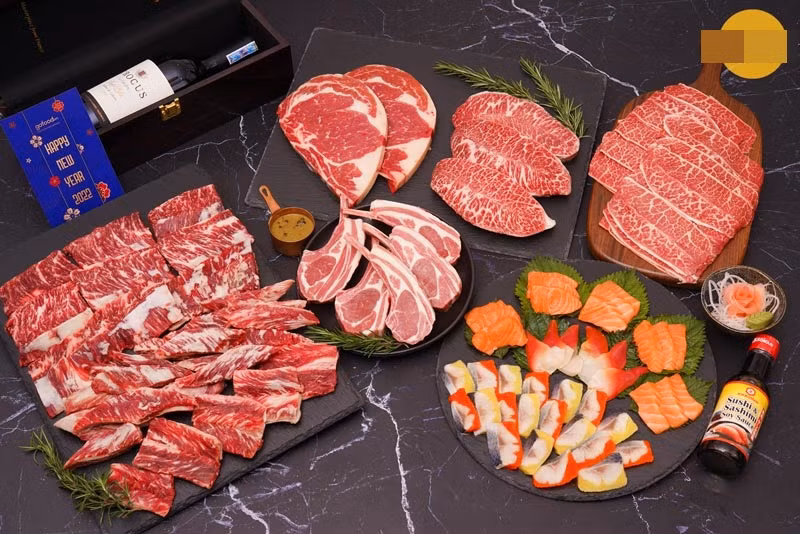 Với giá gần 2,3 triệu đồng, set quà Tết sẽ bao gồm thịt bò Mỹ cùng phần sốt Omaha Steak, muối tỏi và tiêu hạt đen có cối xay. Ảnh: Gofood