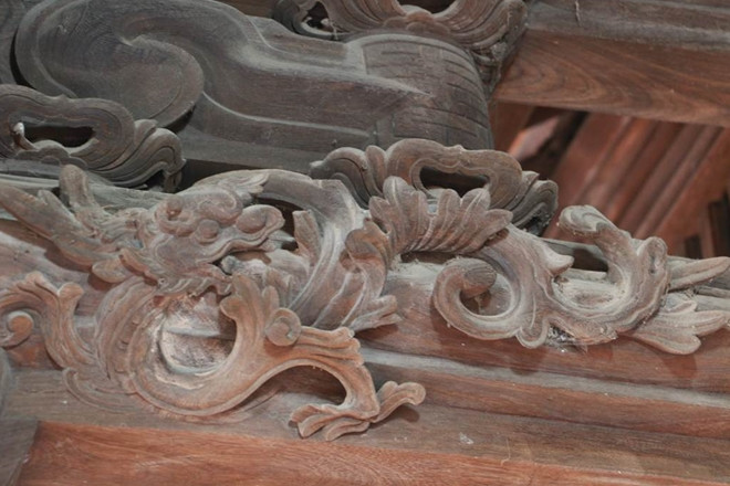 Trên các văng, kèo, li tô đều được chạm khắc nhiều chữ nho, hình rồng. Ảnh: Cand
