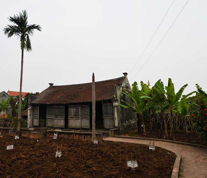 Tại thời điểm cách đây hơn một thế kỷ, căn nhà bề thế nhất vùng. Đầu năm 1910, cụ Trần Duy Hạnh (một lái buôn giàu có) đã thuê hơn 20 thợ mộc tài hoa ở phủ Lý Nhân về làm ròng rã gần 1 năm trời mới hoàn thành. Ảnh: Cakhobakien